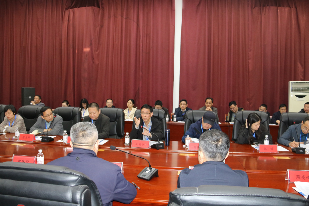 舟山市經信局副局長毛潤洲攜舟山市優秀企業家代表一行40余人蒞臨銳智股份調研考察！