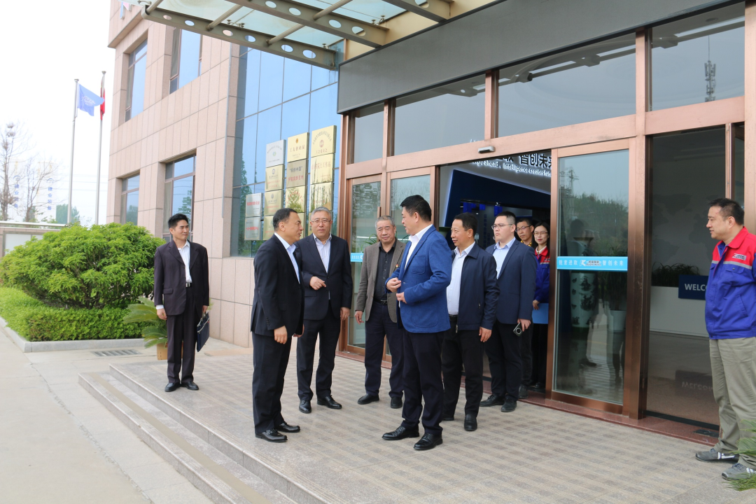 青島市政協(xié)副主席、市工商聯(lián)主席崔作一行蒞臨銳智股份調(diào)研考察 青島市政協(xié)副主席、市工商聯(lián)主席崔作一行蒞臨銳智股份調(diào)研考察